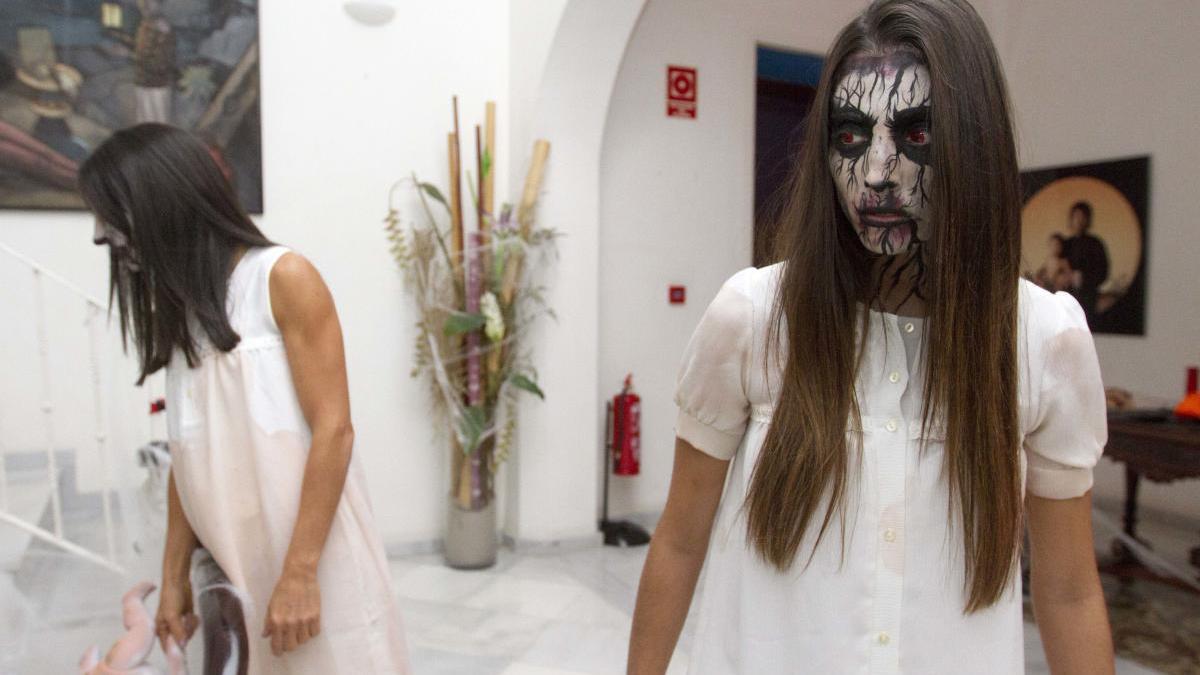 Personas disfrazadas en una fiesta de Halloween en Cartagena