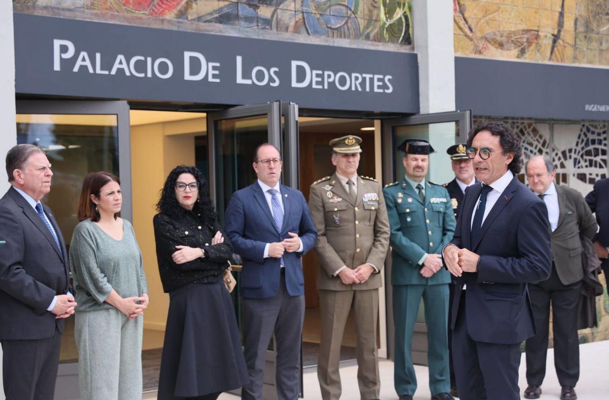El alcalde, Alfredo Canteli; la delegada del Gobierno en Asturias, Adriana Lastra; la consejera de Deporte, Vanessa Gutiérrez; el primer teniente de alcalde, Mario Arias; el delegado de Defensa en Asturias, José Luis González; el jefe accidental de la Guardia Civil en Asturias, Manuel Montes: el jefe regional de operaciones de la Policía Nacional, Miguel Ángel Ramos, y el presidente de la Fundación Ópera de Oviedo, Juan Carlos Rodríguez-Ovejero, escuchan las explicaciones del arquitecto municipal, Bienvenido Turrado. | MARIO CANTELI