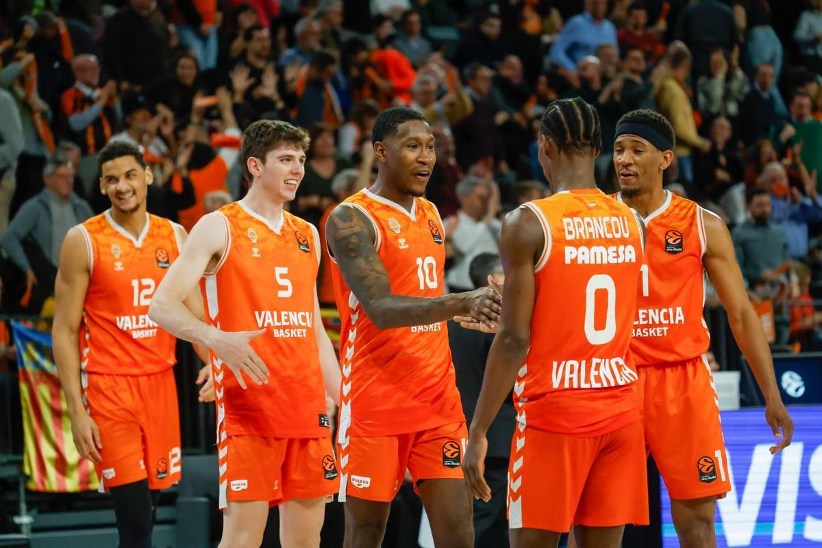 Celebración de los jugadores del Valencia Basket tras ganar al Zalgiris.