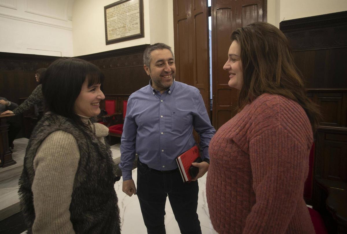 Javier Timón conversa con María Rubio y Patricia Sánchez antes de un pleno.