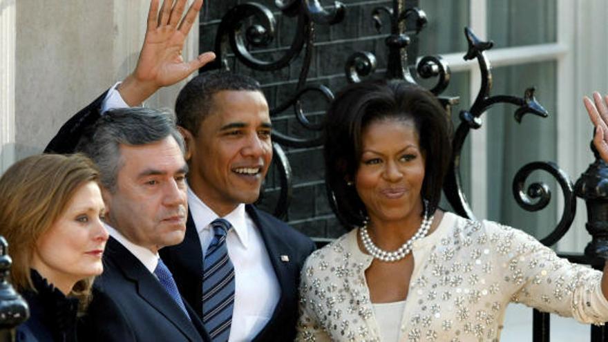 La esposa del primer ministro británico, Sarah Brown; el primer ministro británico, Gordon Brown; el presidente de Estados Unidos, Barack Obama, y su esposa, Michelle Obama, posan antes de su reunión en Downing Street, Londres.