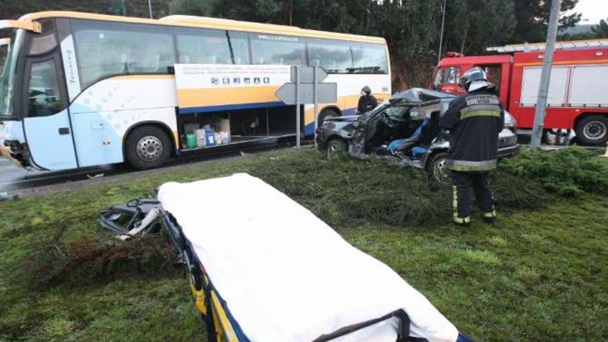 Un menor y su madre, en la UCI tras chocar con un autobús en Redondela