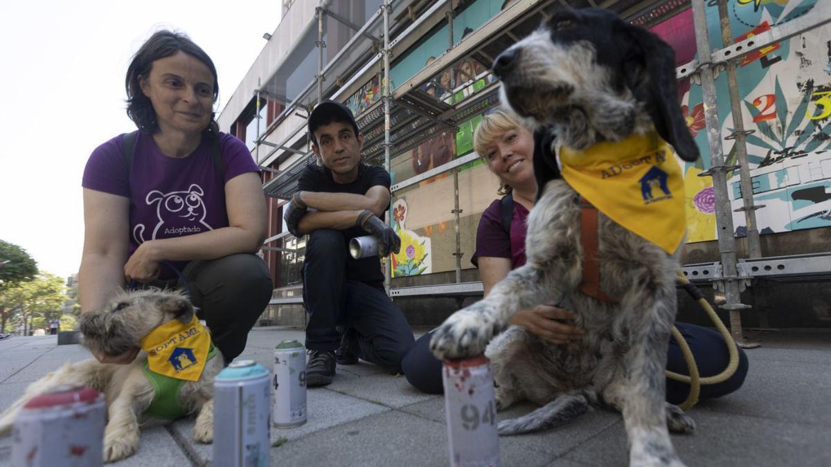 Alejandra Mier y «Peluche», a la izquierda, con César Frey, Silvia López y «Clara», ante el mural de Frey. | Miki López