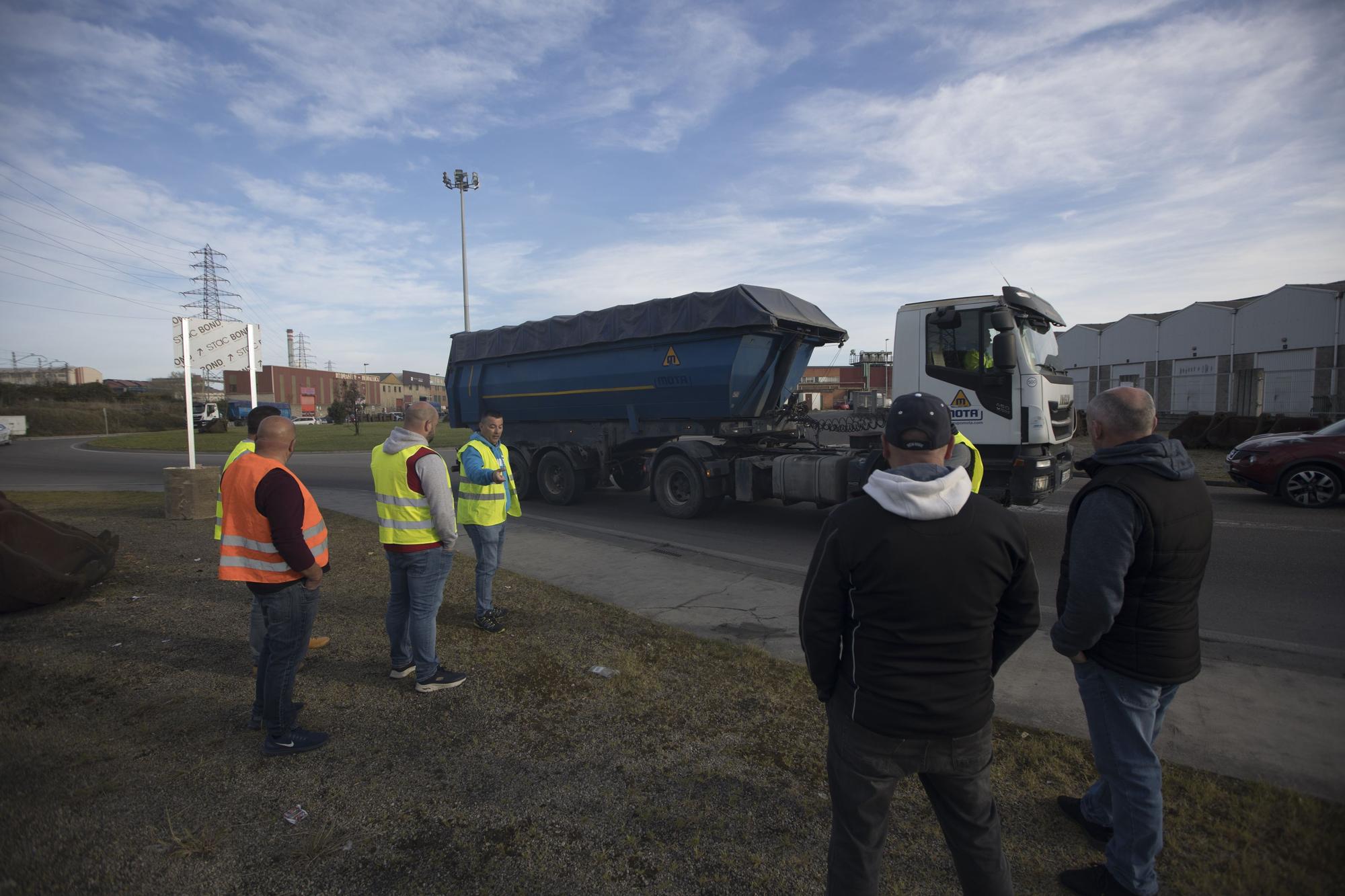 En imágenes: Piquetes contra las salidas de camiones en el puerto de Avilés