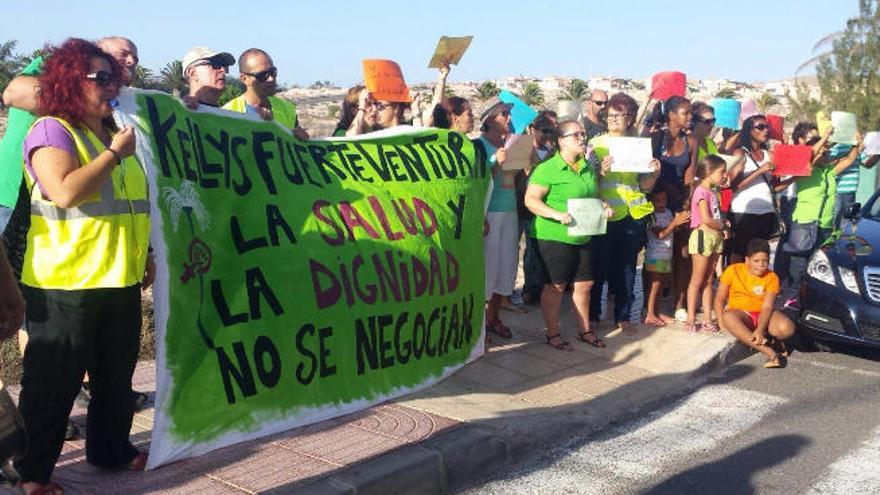 Imagen de la protesta de las camareras de piso en Costa Calma, ayer.