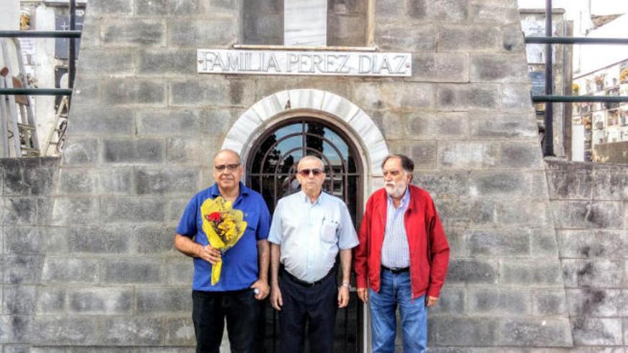 Luis Herrera, Pedro Rodríguez, Francisco Concepción y Fulgencio García (que hizo la foto) recordaron a Alonso Pérez Díaz.