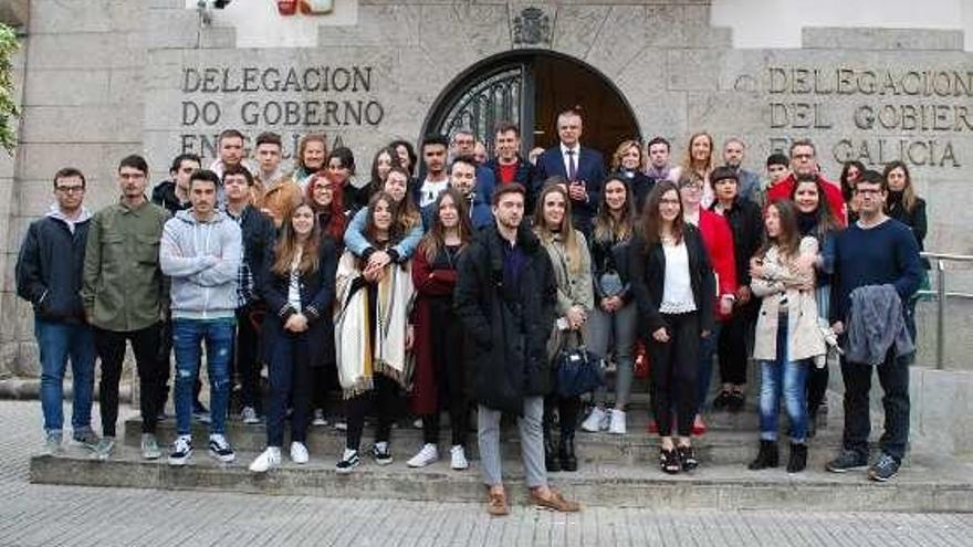 Los alumnos del FP, en la puerta de la Delegación del Gobierno.