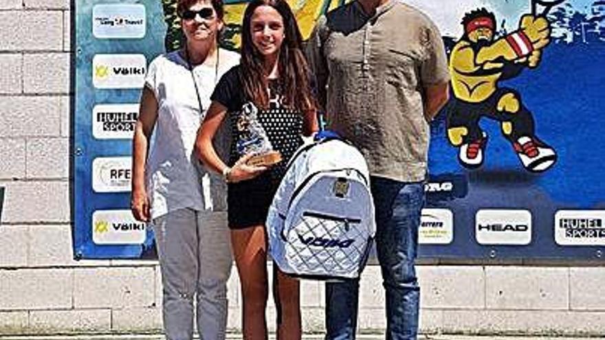 Cristina Jañez, en el centro, con el trofeo de campeona.