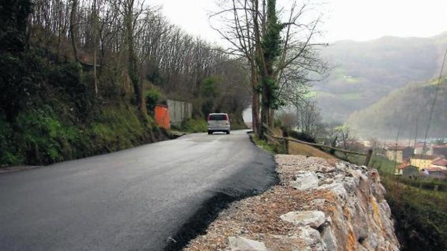 La carretera de La Rebollada, tras las actuaciones de reparación del pavimento.