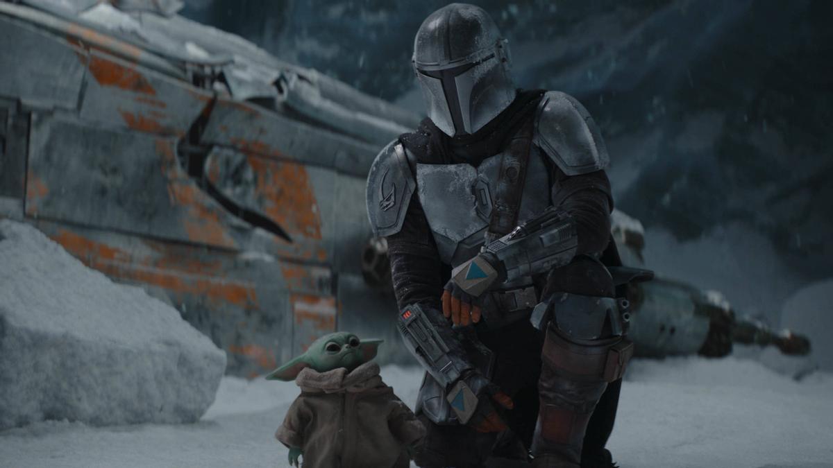 Los dos protagonistas principales de la serie The Mandalorian de Disney.