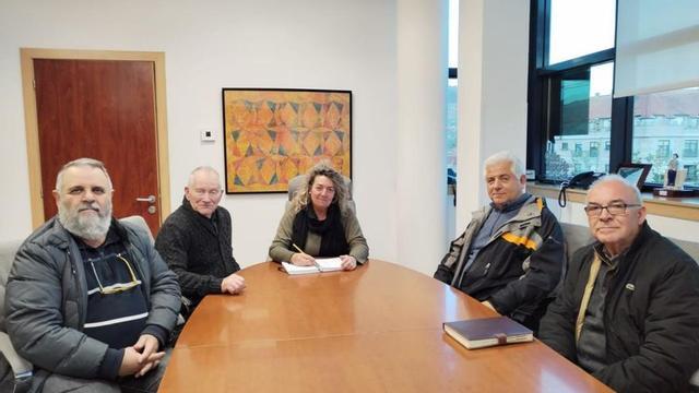 La concejala, reunida con familiares descendientes de las víctimas. |  S.A.