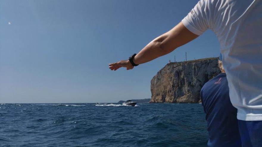 Uno de los vigilantes pide a una embarcación que aminore la velocidad ya que está navegando por la reserva marina del cabo de Sant Antoni