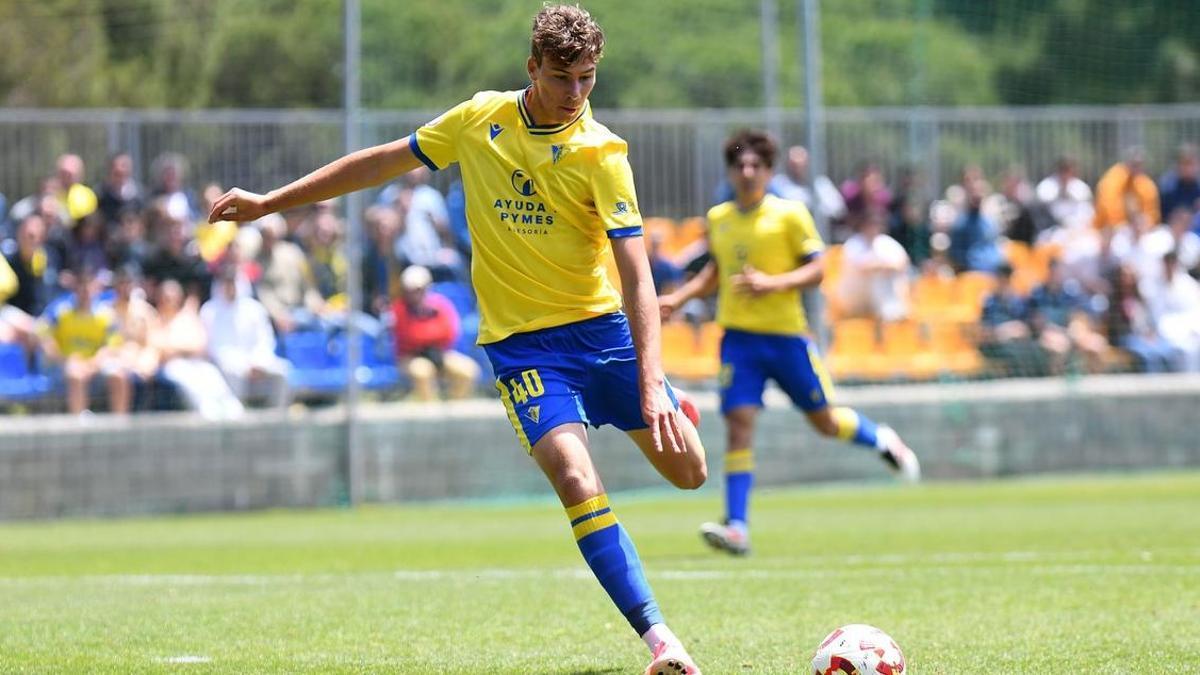 José González se dispone a golpear el balón.