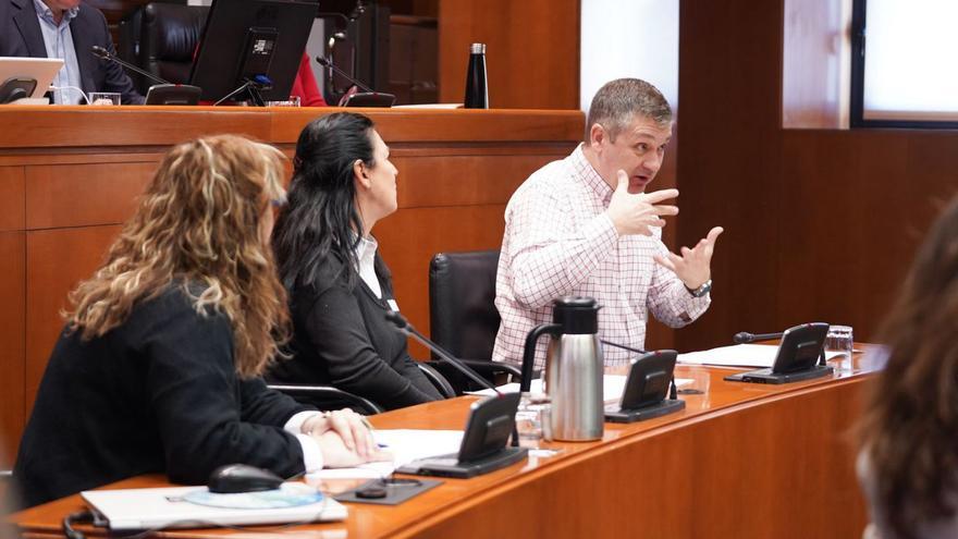 Silvia Mateos y Jesús Carlos Laiglesia, ayer, en su visita a Las Cortes. | CORTES DE ARAGÓN