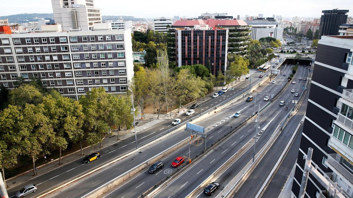 Los 11 carriles que forman la Ronda del Mig, a su paso sin cubrir por encima de la Diagonal, en Barcelona.