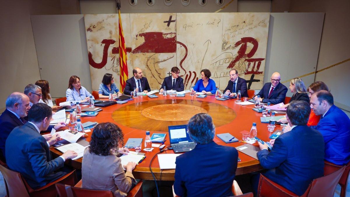 El president de la Generalitat, Salvador Illa, presidint la reunió del Consell Executiu amb els consellers del Govern