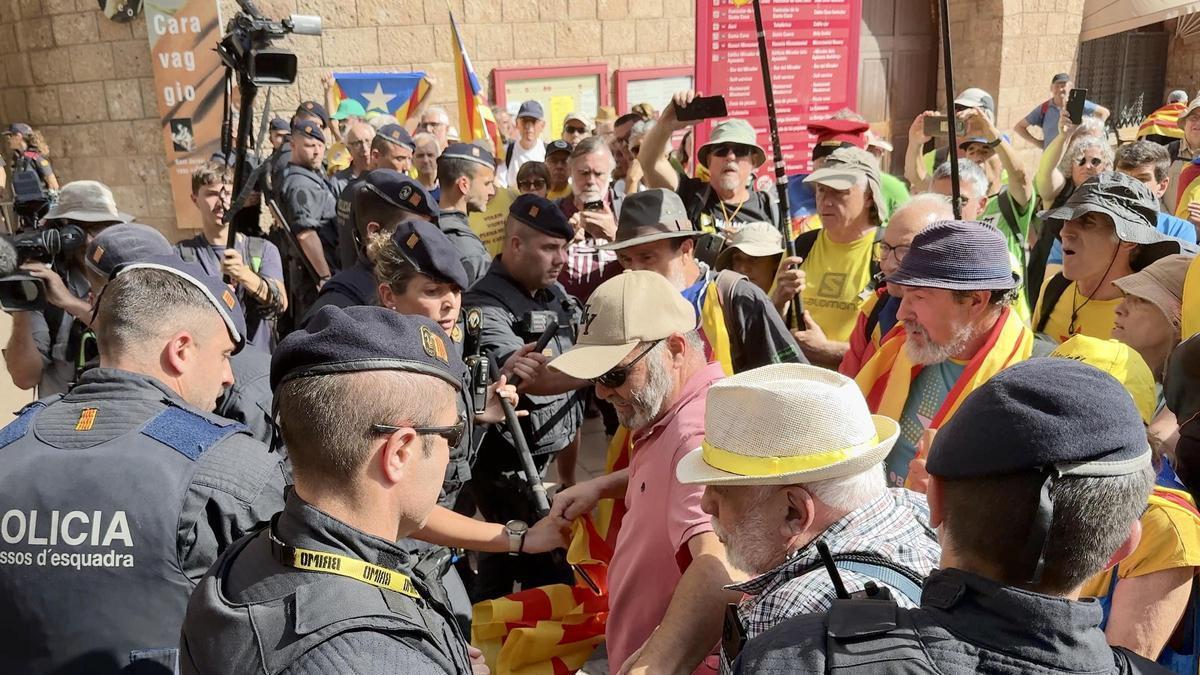 Empentes entre Mossos i membres de l'ANC, a Montserrat