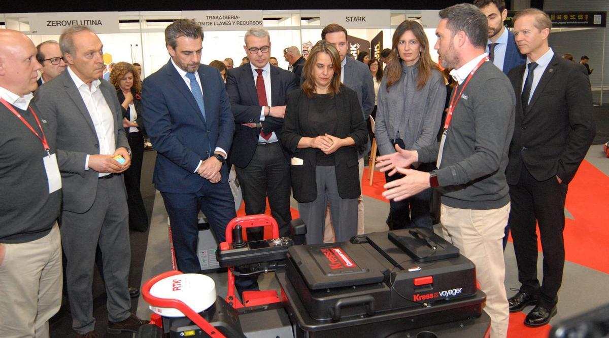 Diego Calvo y Paula Fernández, junto a otros cargos políticos, en uno de los stands de ExpoMunicipal. | BERNABÉ/JAVIER LALÍN