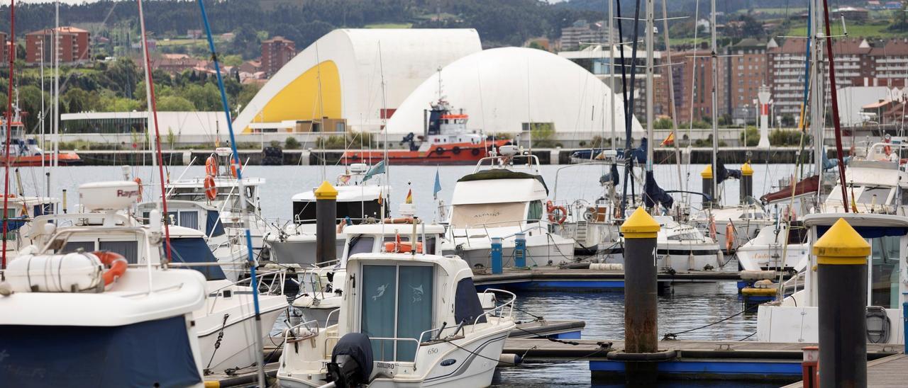 Embarcaciones en el puerto deportivo de Avilés, con el Centro Niemeyer al fondo.