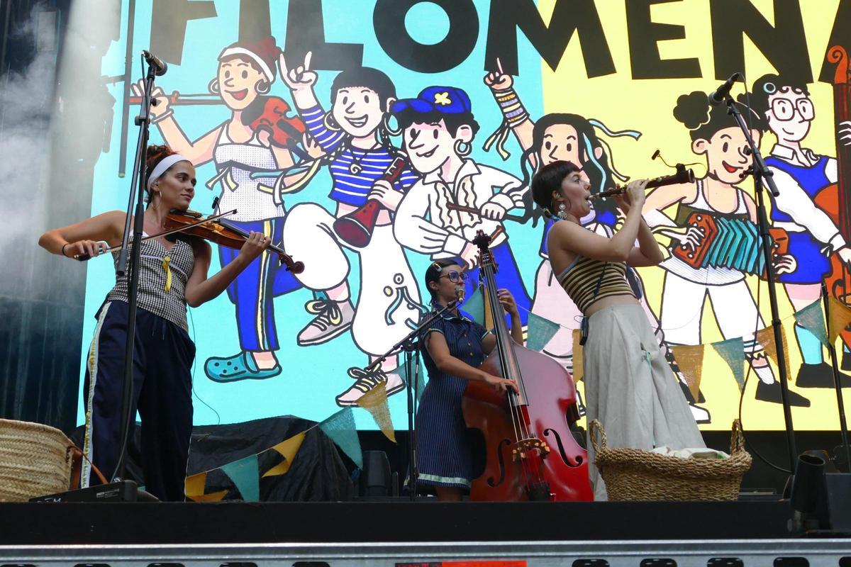 EN IMATGES | L'Acústica celebra la seva segona nit amb un ambient festiu i reivindicatiu