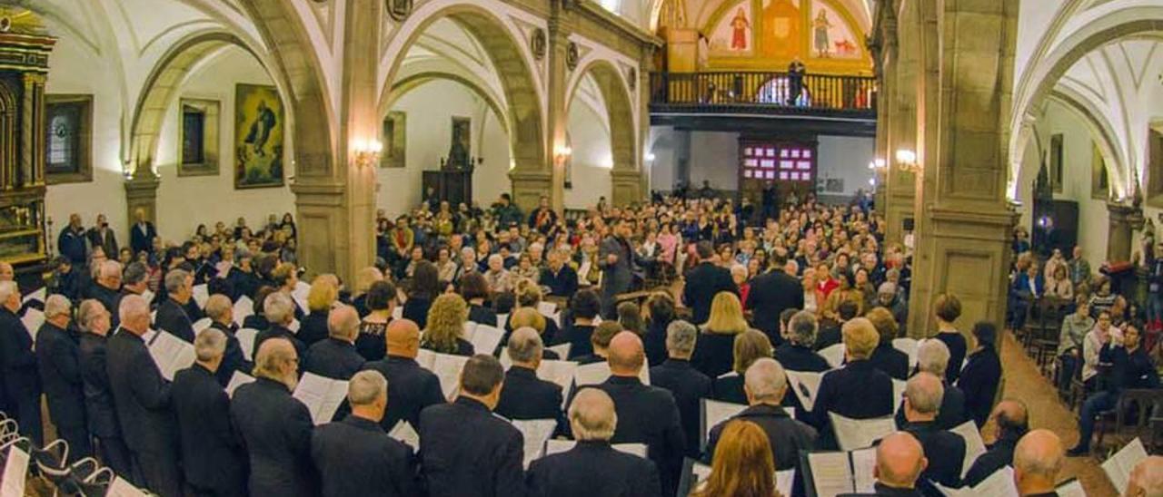 La iglesia de Candás, llena, para el estreno en Asturias del oratorio &quot;Yohanan&quot;, el Martes Santo.