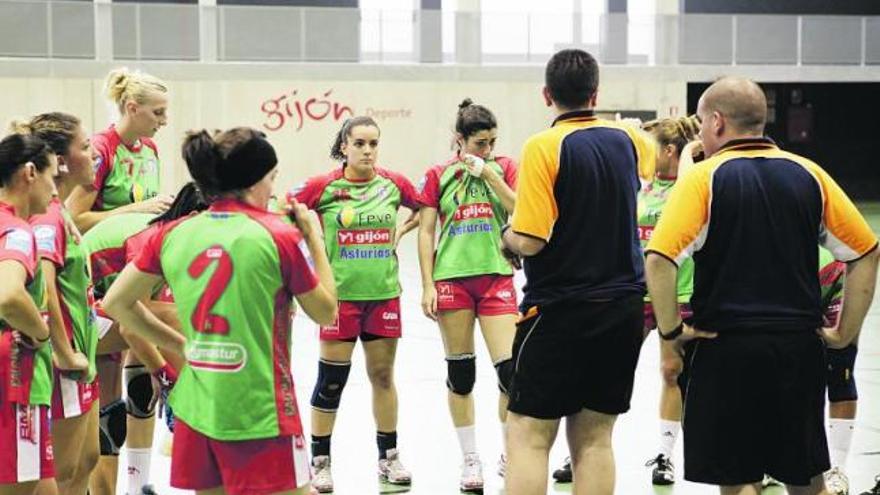 Josemi, de espaldas, da instrucciones a sus jugadoras en un tiempo muerto.