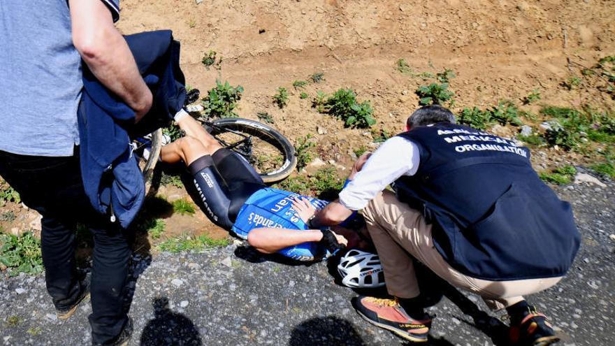 Els metges atenent el ciclista Michael Goolaerts.