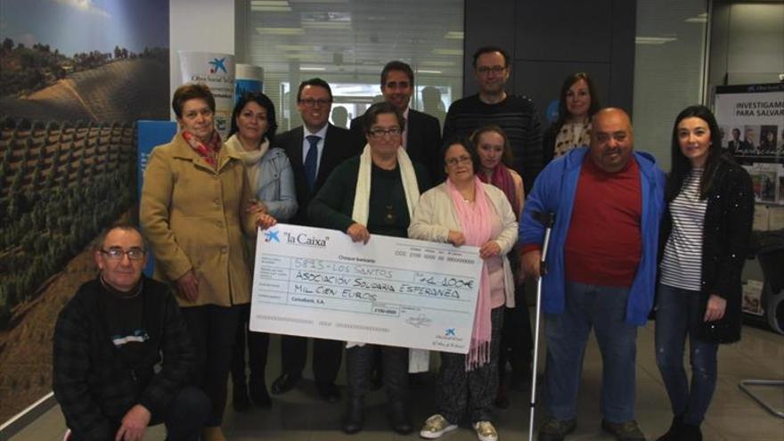 El grupo de ocio recibe una donación de 1.100 euros de la Obra Social la Caixa