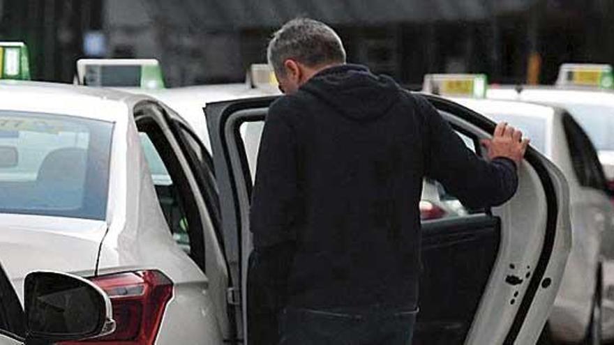 Colas de taxis en la parada de los Cantones.