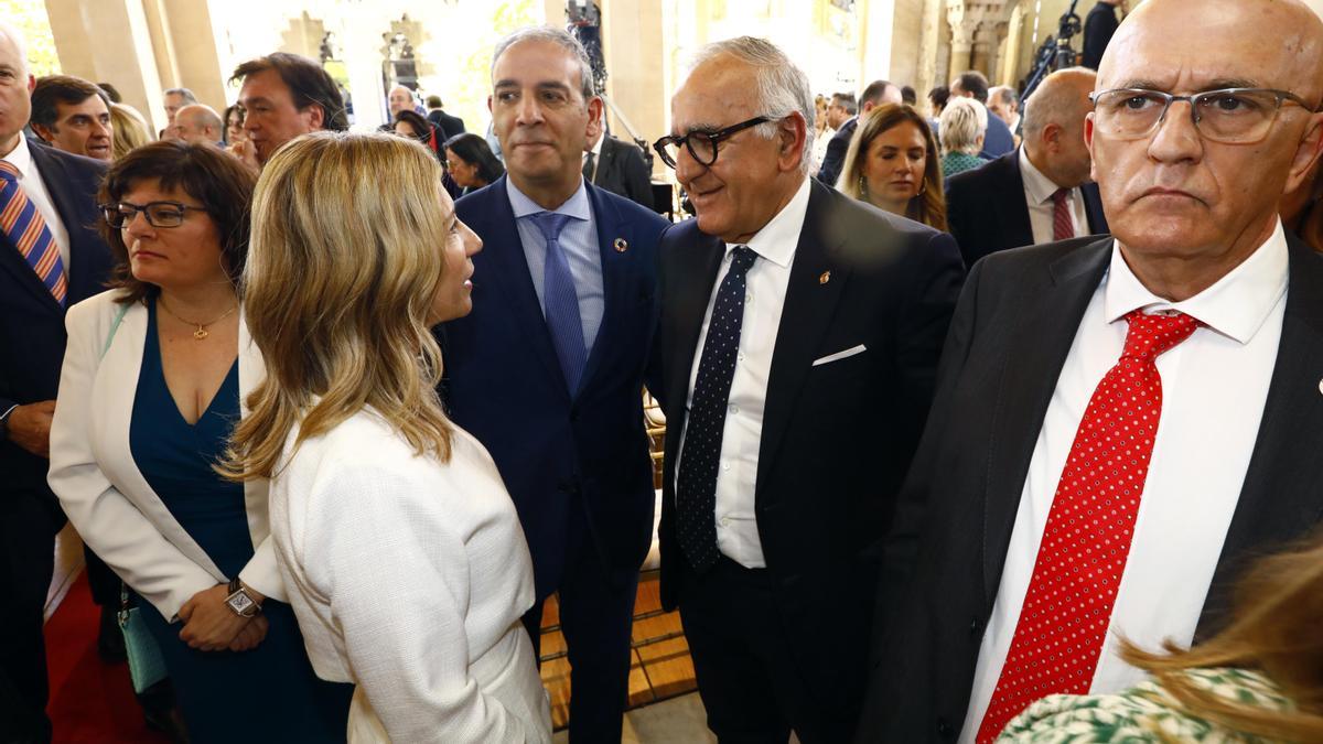La portavoz del PP en las Cortes, Mar Vaquero, conversa con el presidente del PAR, Clemente Sánchez Garnica.