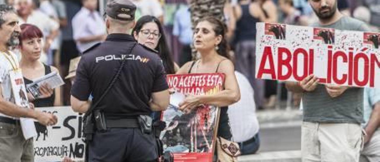 Imagen de la protesta ayer poco antes del festejo.