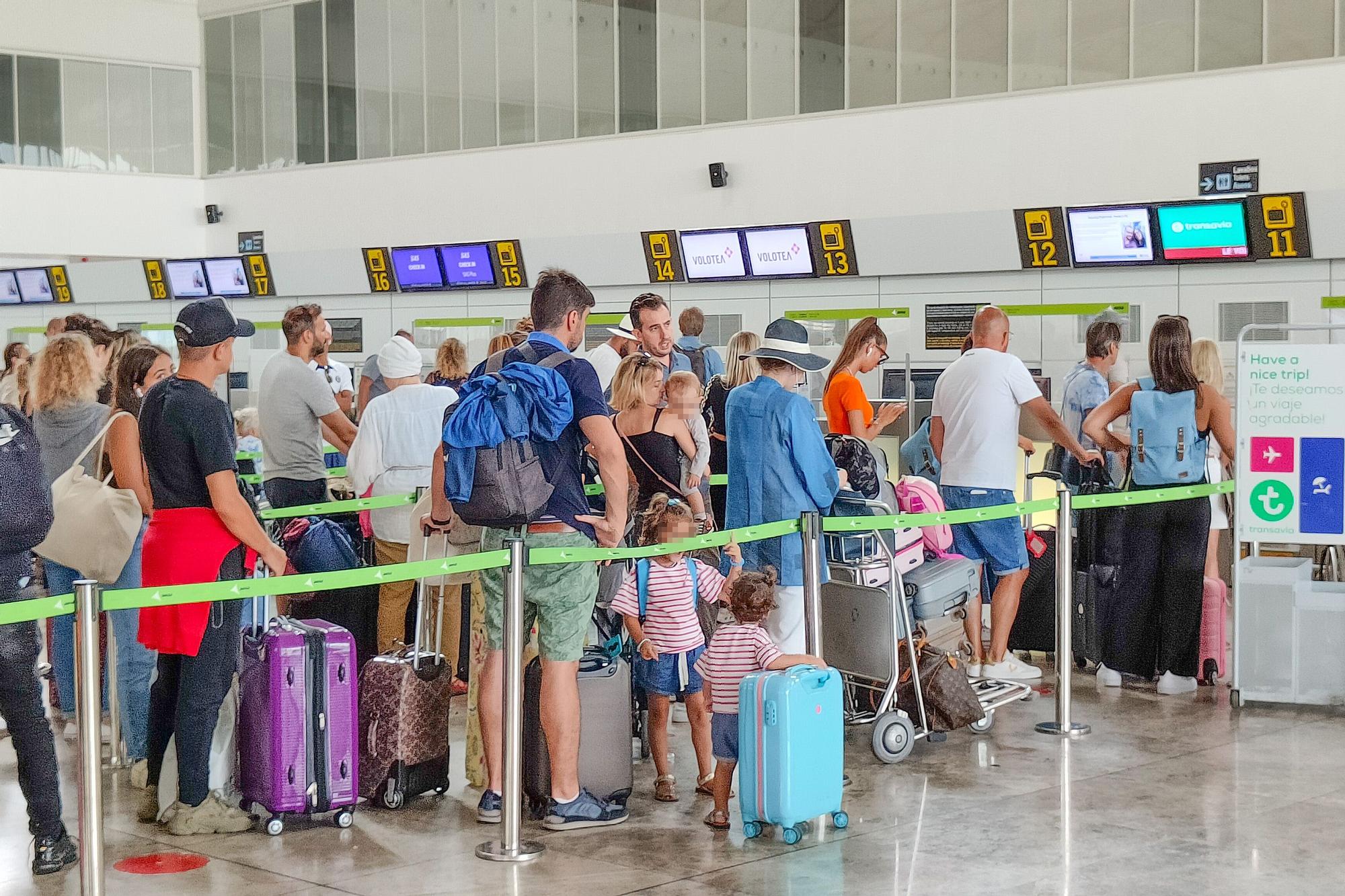 Intenso tráfico de pasajeros en la recta final de agosto en el aeropuerto