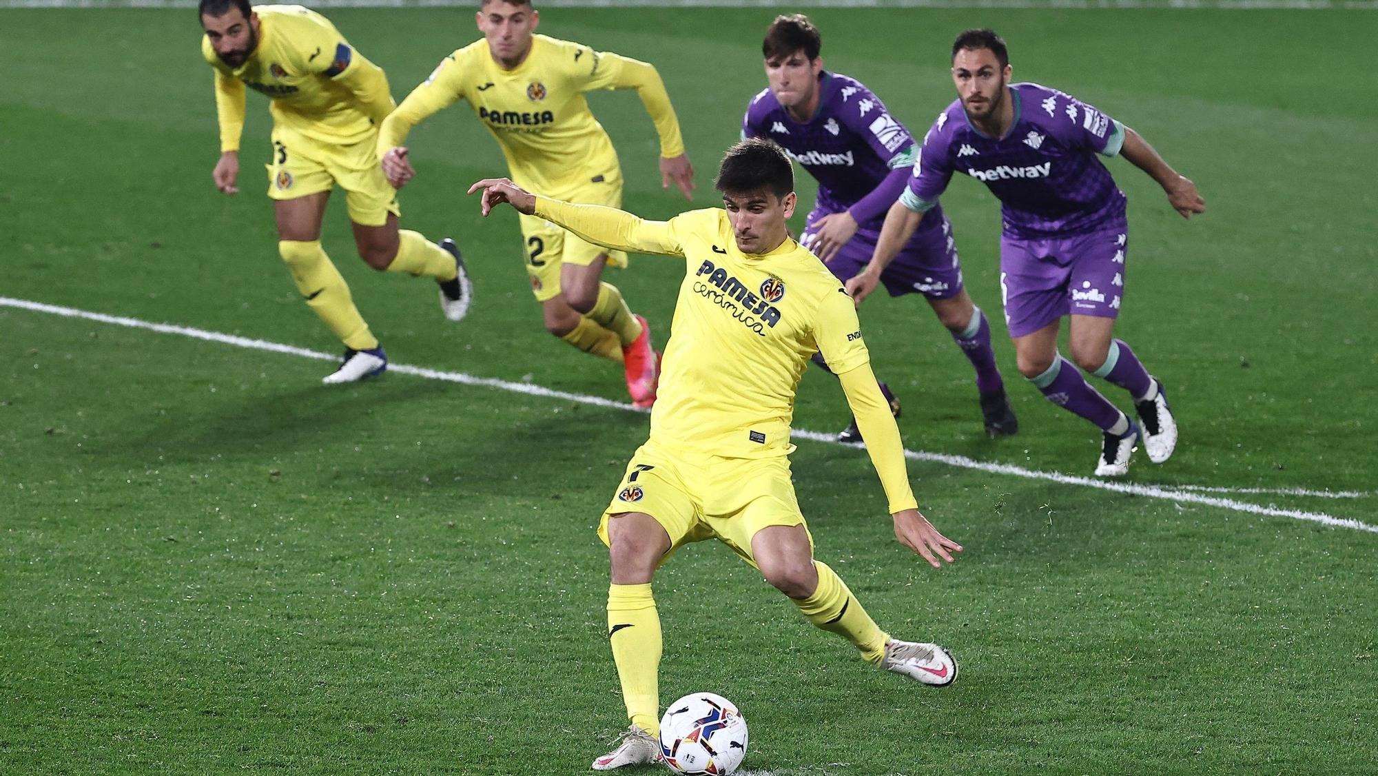 Gerard Moreno lanza un penalti en el partido de febrero entre el Villarreal y el Betis, dos de los candidatos a jugar la Conference League.