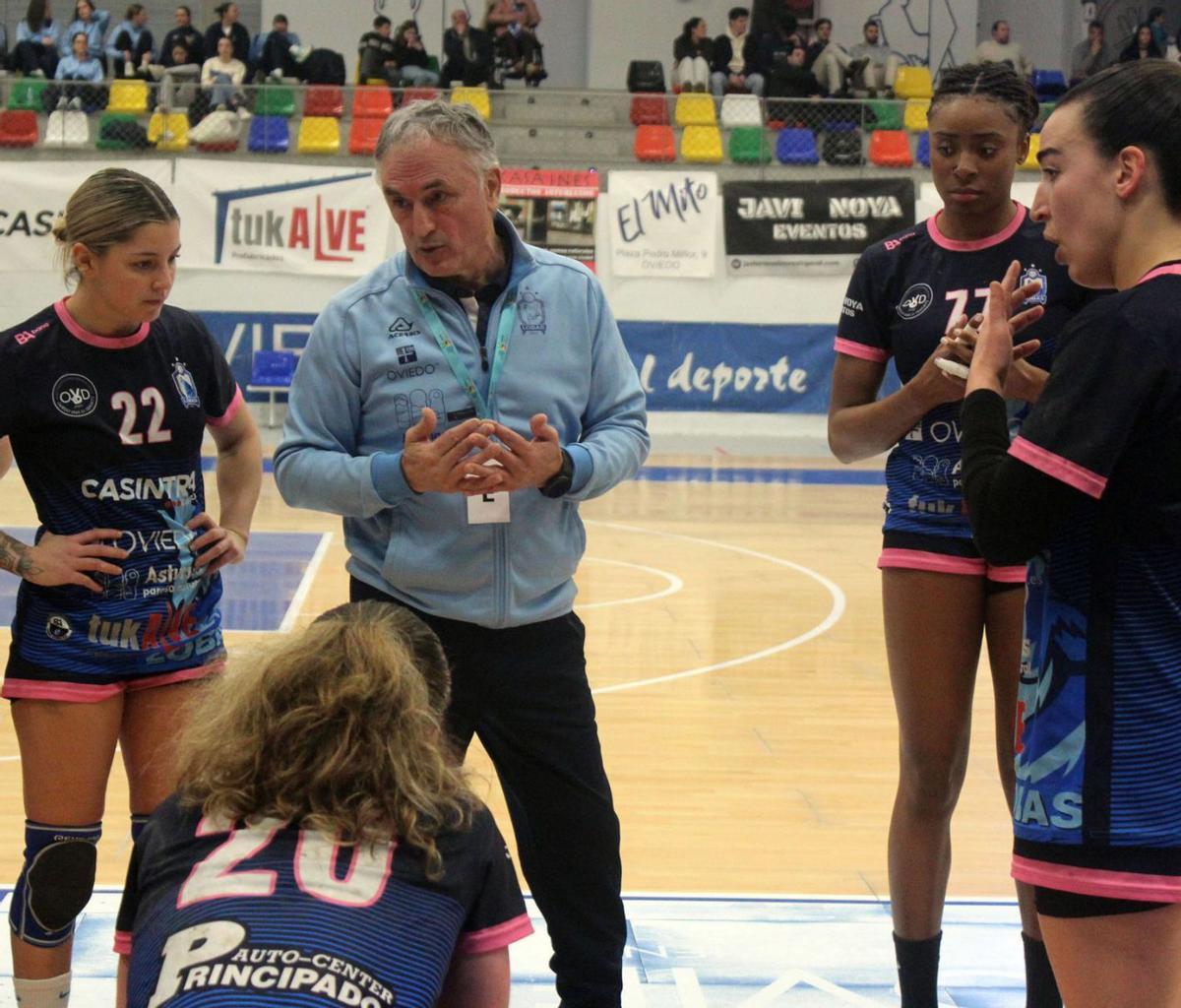 Manolo Díaz da indicaciones a sus jugadoras durante el partido entre el Lobas y el Mislata.  | OBF