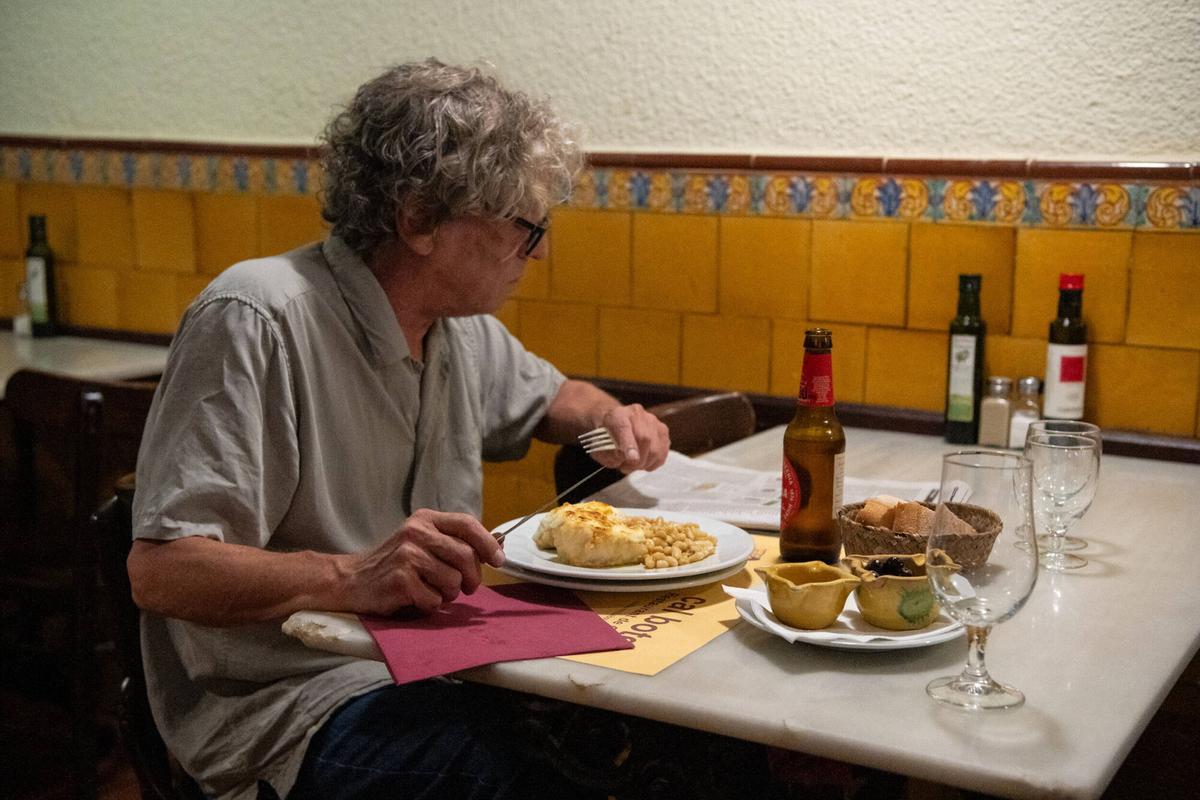 Un cliente en el restaurante Cal Boter de Barcelona.