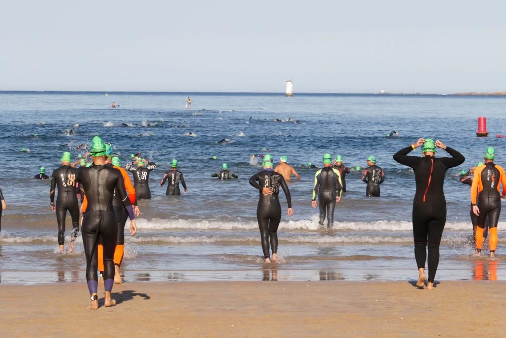 400 nadadores desafían a las aguas de Praia América. // Alba Villar