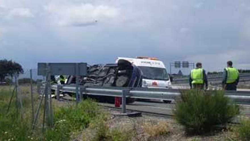 Espectacular accidente en la intersección de la autovía de Navalmoral con la de Extremadura