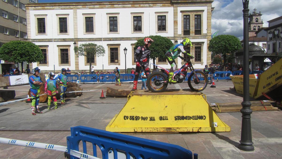 Trial en la plaza Camila Beceña, en Cangas de Onís.