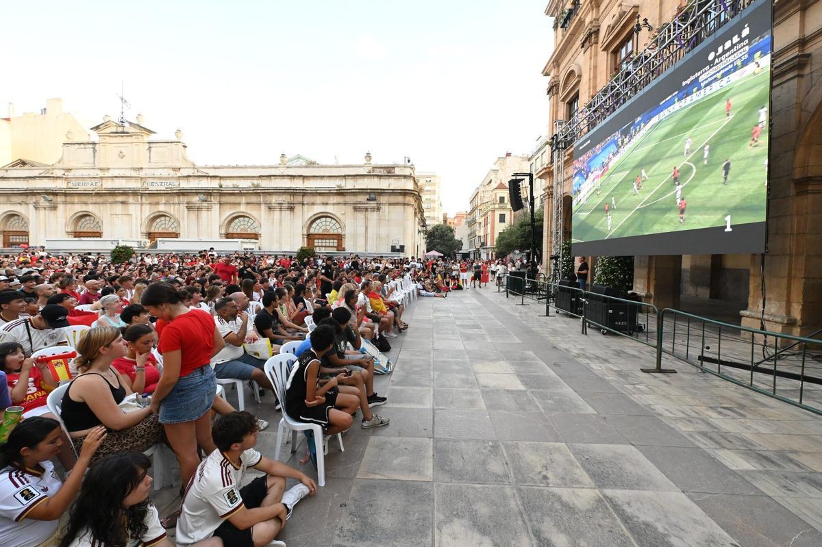 Los aficionados vibran desde la Plaza Mayor. Los aficionados vibran desde la Plaza Mayor.