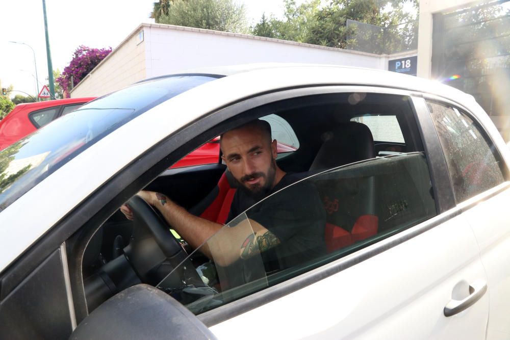 Los jugadores del Málaga CF llegan para someterse a la prueba de coronavirus.