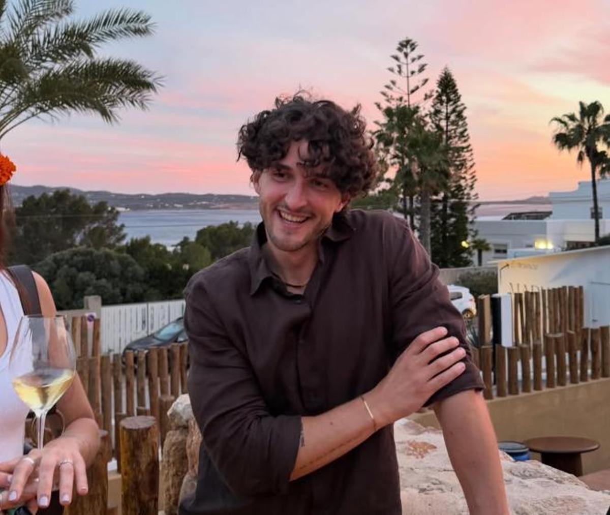 Javier Iglesias, en una terraza de un local de Ibiza.