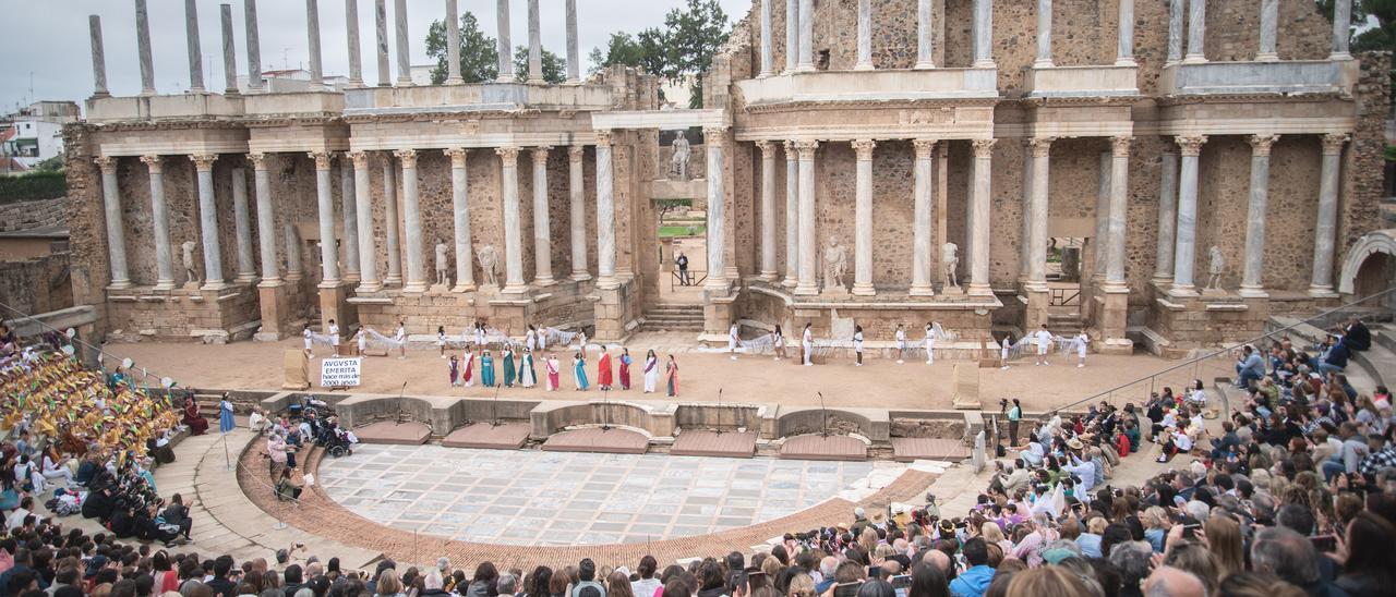 Escolares en la representación de la obra sobre el Teatro Romano de Mérida.