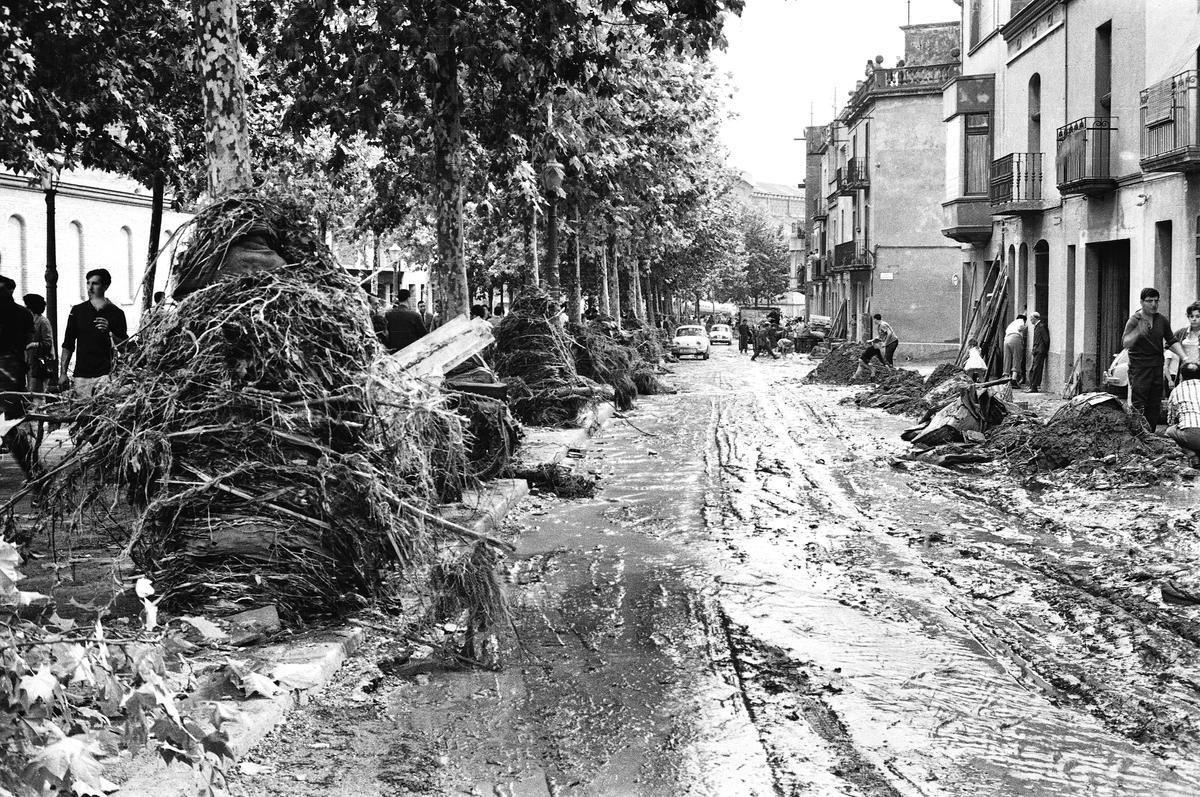 Imagen de una de las calles de Terrassa tras el paso de la riada de 1962. 