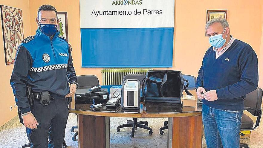 Por la izquierda, Óscar Labra, jefe de la Policía Local de Parres, y el alcalde del concejo, Emilio García Longo, con el nuevo dispositivo. | E. S. R.