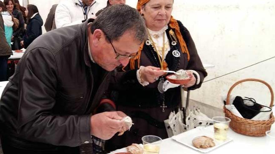 Asistentes a la fiesta disfrutando de su comida. // Eva González