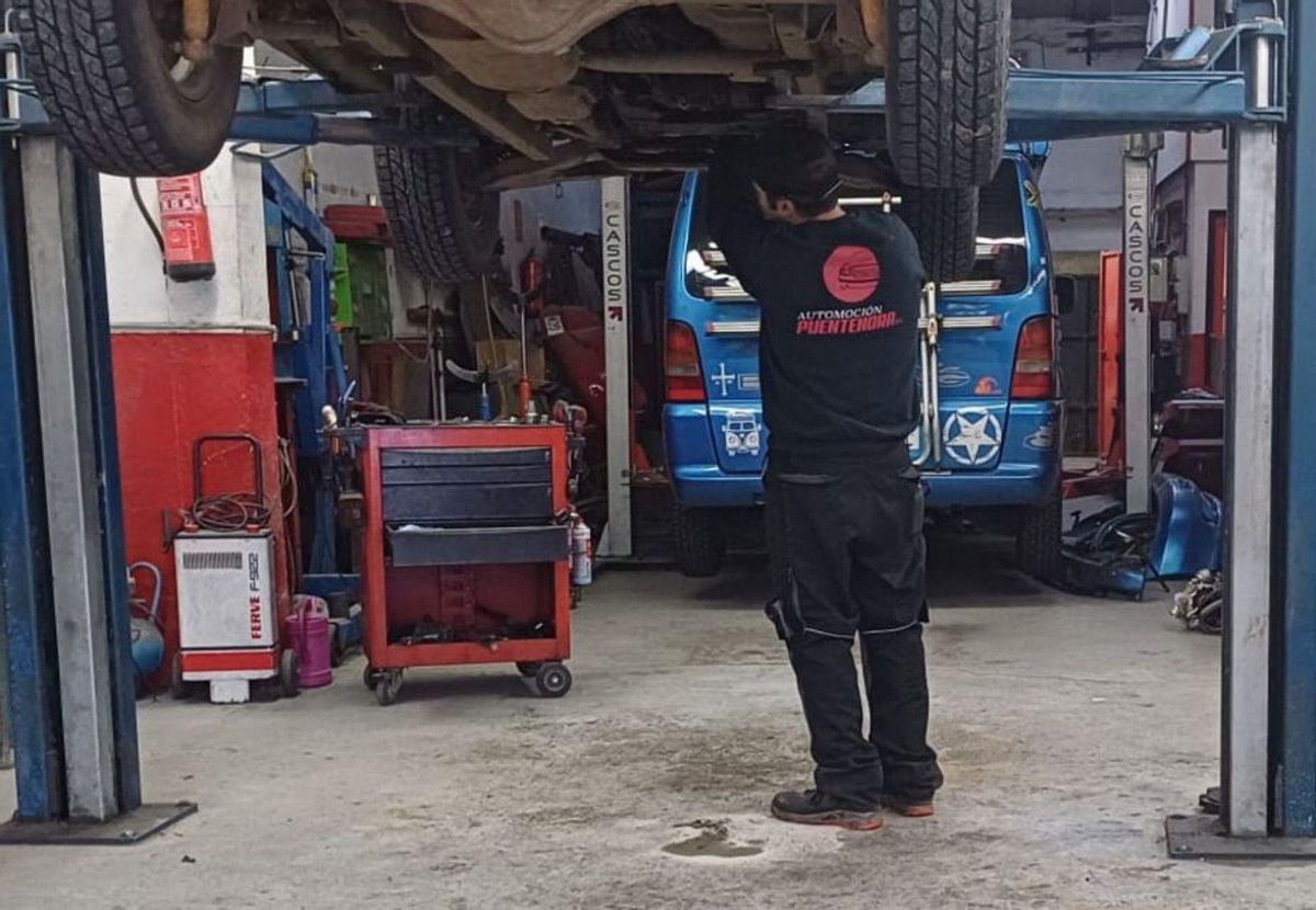 Vicente Álvarez, en su taller mecánico de Lugones. | L. R.