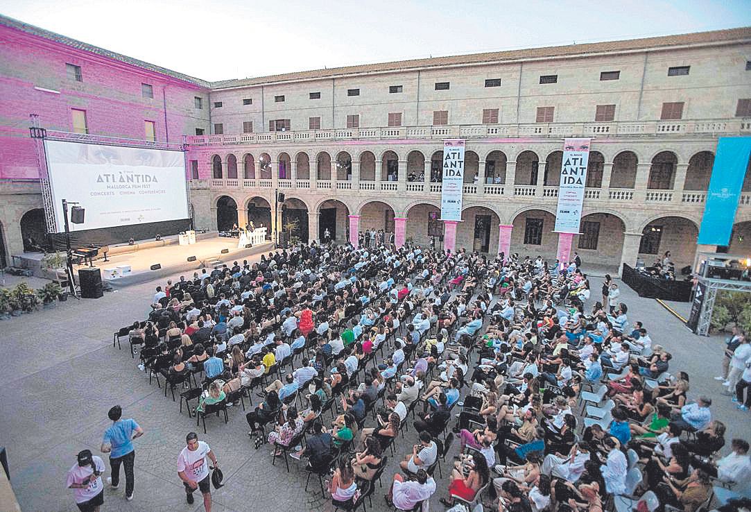 El patio de la Misericòrdia fue el escenario de la clausura.