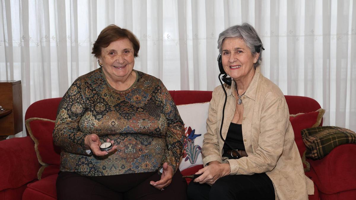 (De izqd a Dcha) María del Carmen Méndez y Luchy Areán, antiguas operadoras de la telefónica con un micrófono y un cronómetro que usaban para trabajar.