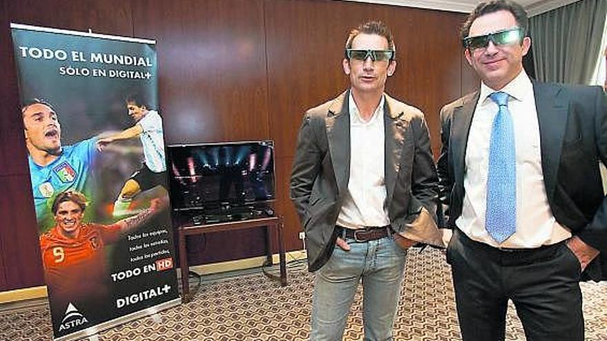 Carlos Martínez (izquierda) y Miguel Pingarrón, con las gafas de 3D, ayer, en Oviedo.