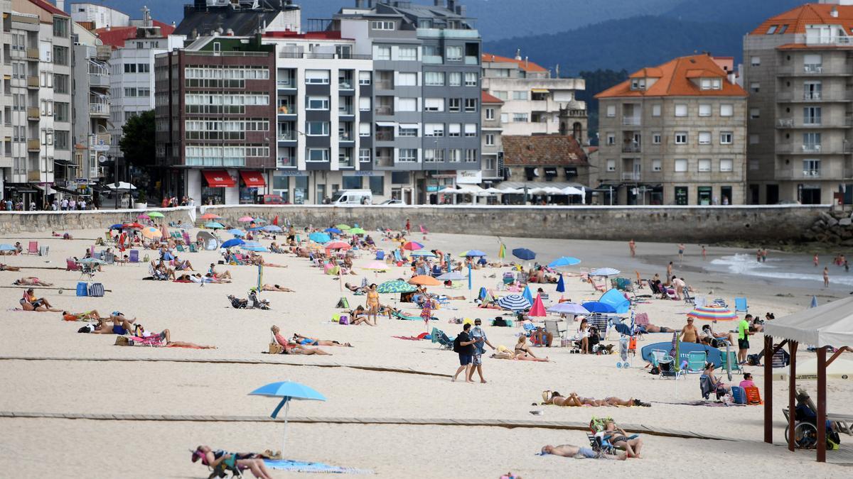 Playa de Silgar, con varios edificios en primera línea de playa